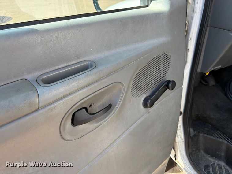 image for item DT3066 2006 Ford E350 Super Duty shuttle bus