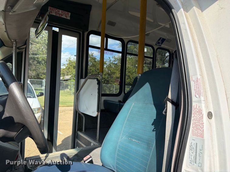 image for item DT3066 2006 Ford E350 Super Duty shuttle bus
