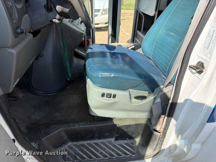 image for item DT3066 2006 Ford E350 Super Duty shuttle bus