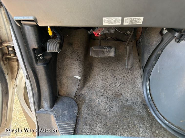 image for item DT3066 2006 Ford E350 Super Duty shuttle bus
