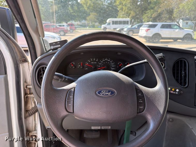 image for item DT3066 2006 Ford E350 Super Duty shuttle bus