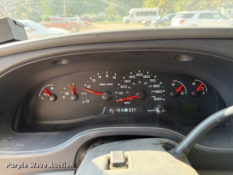 image for item DT3066 2006 Ford E350 Super Duty shuttle bus