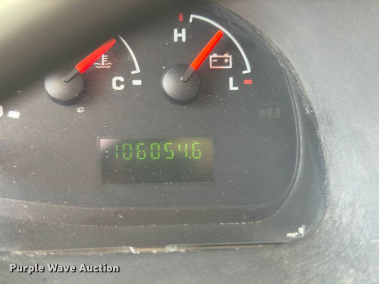 image for item DT3066 2006 Ford E350 Super Duty shuttle bus