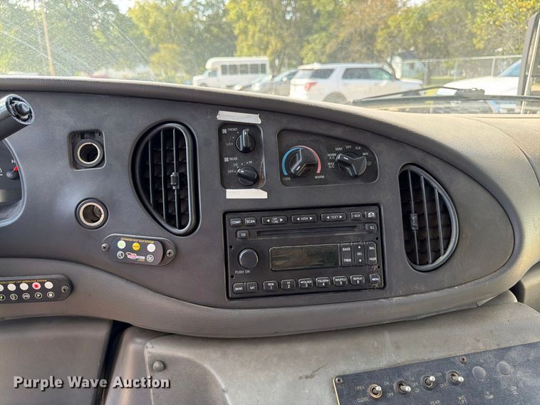 image for item DT3066 2006 Ford E350 Super Duty shuttle bus