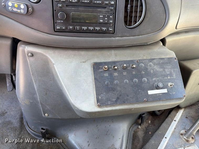 image for item DT3066 2006 Ford E350 Super Duty shuttle bus