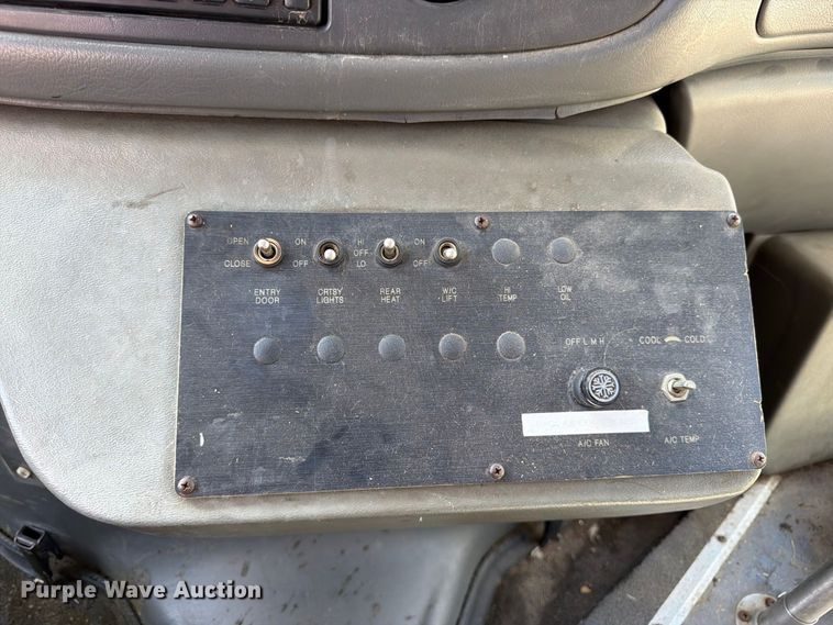 image for item DT3066 2006 Ford E350 Super Duty shuttle bus