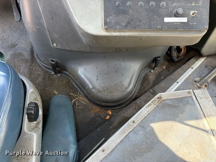 image for item DT3066 2006 Ford E350 Super Duty shuttle bus