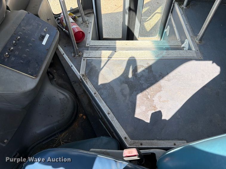 image for item DT3066 2006 Ford E350 Super Duty shuttle bus