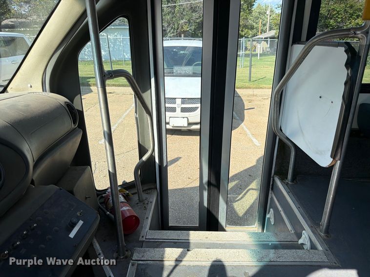 image for item DT3066 2006 Ford E350 Super Duty shuttle bus
