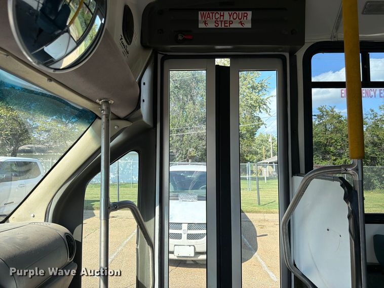 image for item DT3066 2006 Ford E350 Super Duty shuttle bus