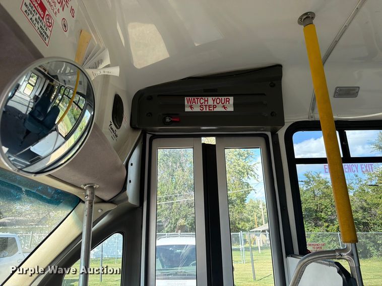 image for item DT3066 2006 Ford E350 Super Duty shuttle bus