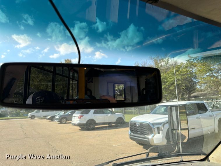 image for item DT3066 2006 Ford E350 Super Duty shuttle bus