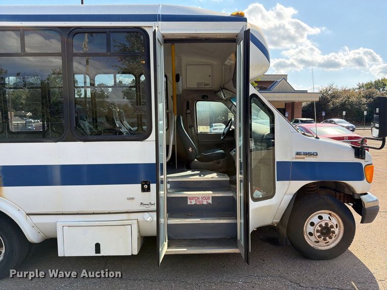 image for item DT3066 2006 Ford E350 Super Duty shuttle bus