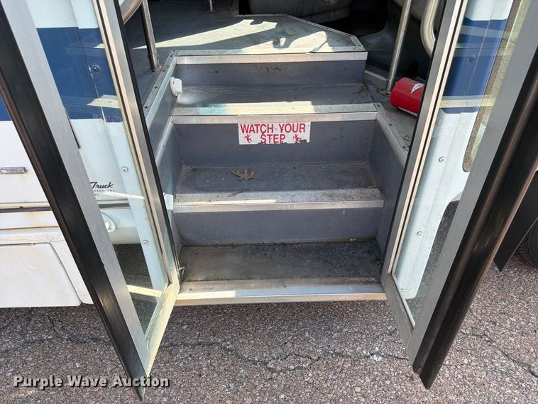 image for item DT3066 2006 Ford E350 Super Duty shuttle bus