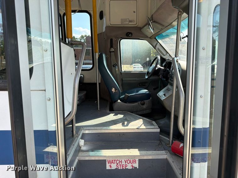 image for item DT3066 2006 Ford E350 Super Duty shuttle bus