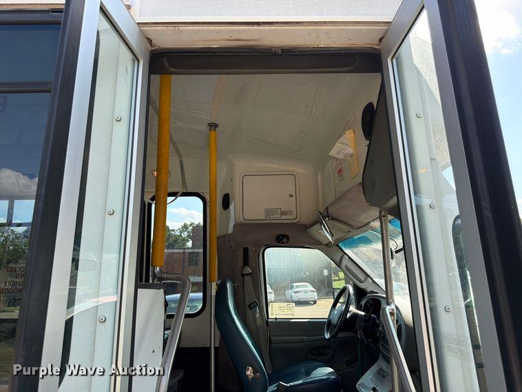 image for item DT3066 2006 Ford E350 Super Duty shuttle bus