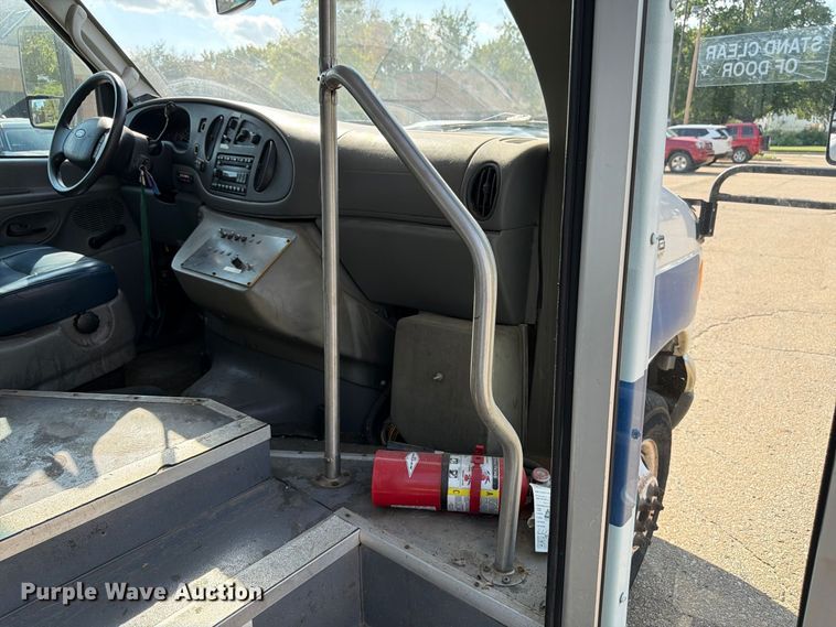 image for item DT3066 2006 Ford E350 Super Duty shuttle bus