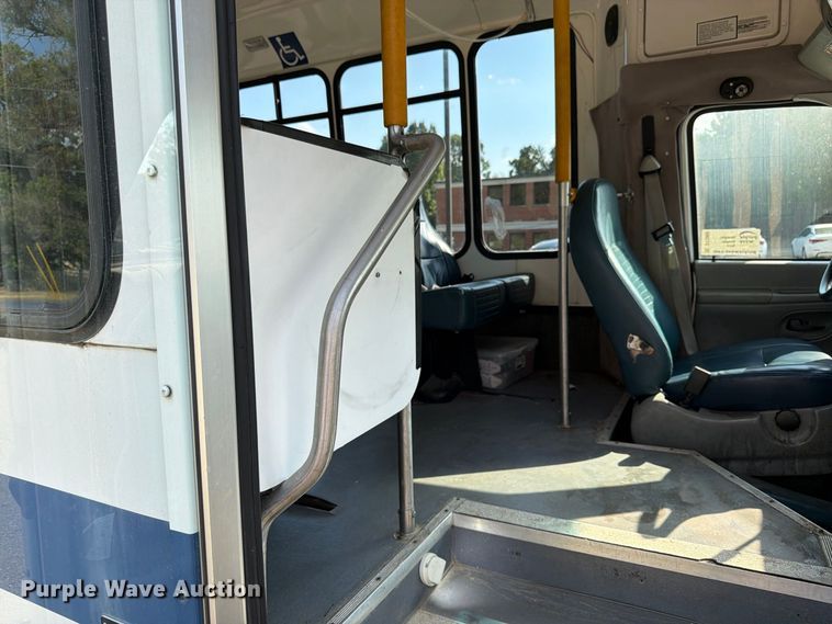 image for item DT3066 2006 Ford E350 Super Duty shuttle bus