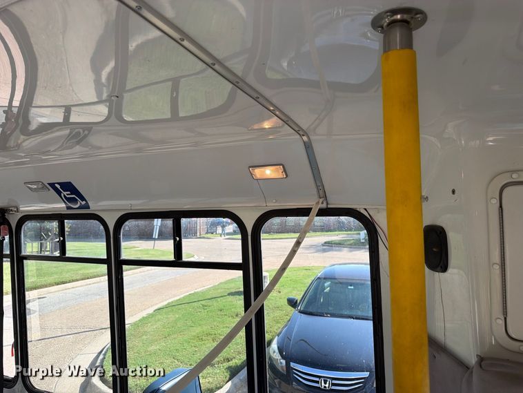 image for item DT3066 2006 Ford E350 Super Duty shuttle bus
