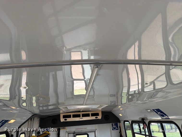 image for item DT3066 2006 Ford E350 Super Duty shuttle bus