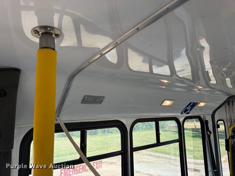 image for item DT3066 2006 Ford E350 Super Duty shuttle bus