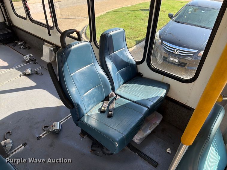 image for item DT3066 2006 Ford E350 Super Duty shuttle bus