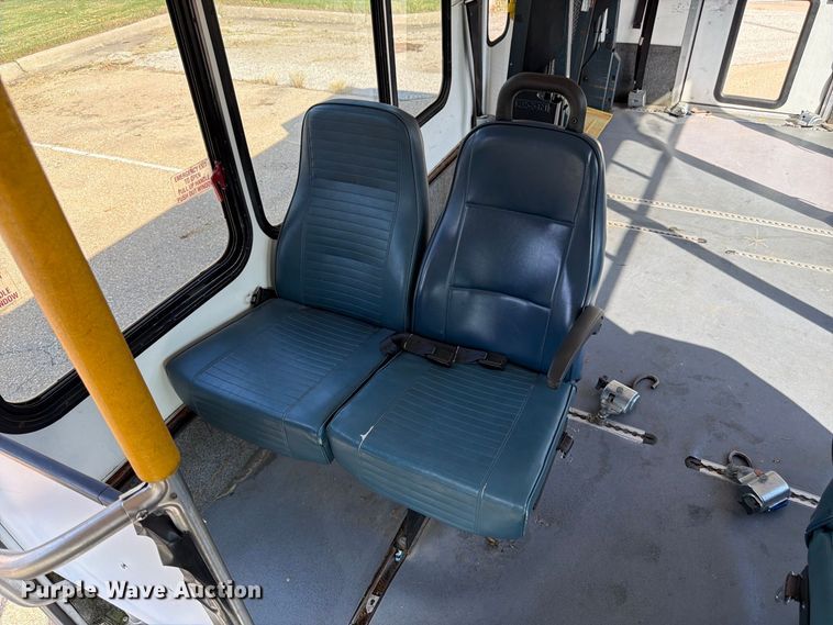 image for item DT3066 2006 Ford E350 Super Duty shuttle bus