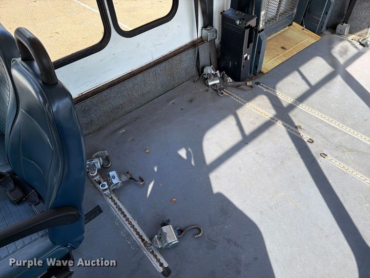 image for item DT3066 2006 Ford E350 Super Duty shuttle bus