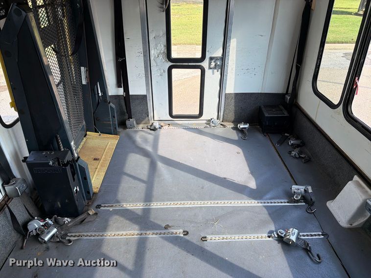 image for item DT3066 2006 Ford E350 Super Duty shuttle bus
