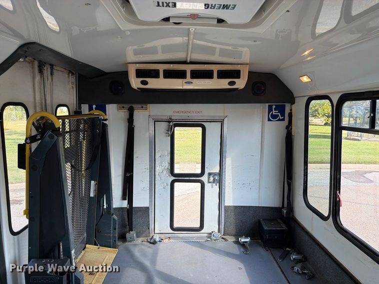 image for item DT3066 2006 Ford E350 Super Duty shuttle bus