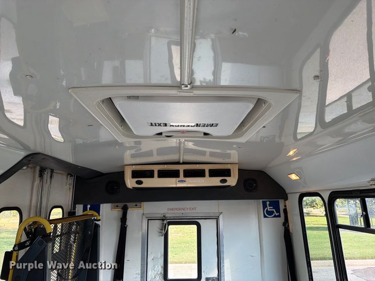 image for item DT3066 2006 Ford E350 Super Duty shuttle bus