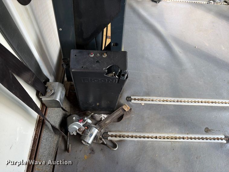 image for item DT3066 2006 Ford E350 Super Duty shuttle bus