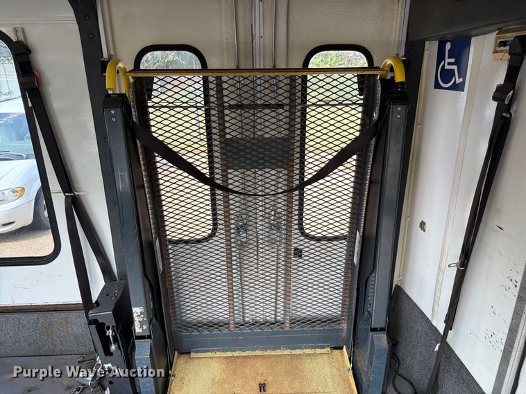 image for item DT3066 2006 Ford E350 Super Duty shuttle bus