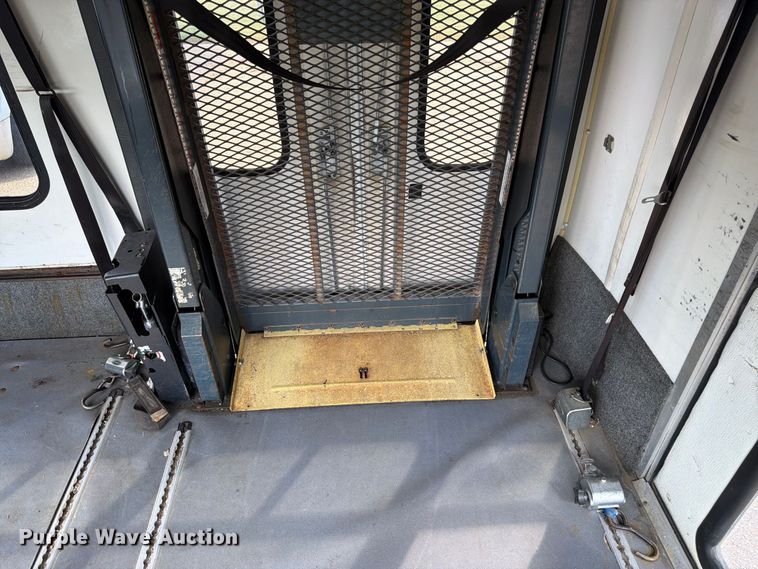image for item DT3066 2006 Ford E350 Super Duty shuttle bus