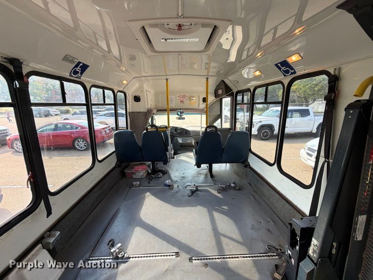 image for item DT3066 2006 Ford E350 Super Duty shuttle bus