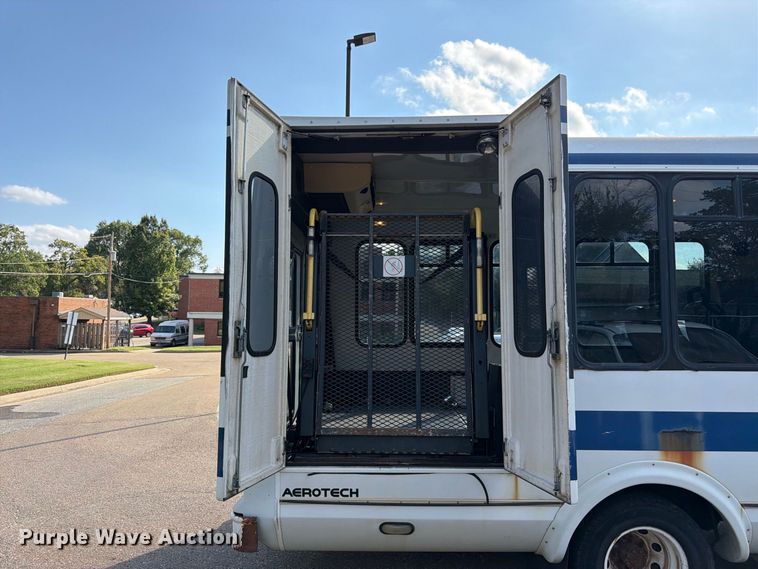 image for item DT3066 2006 Ford E350 Super Duty shuttle bus