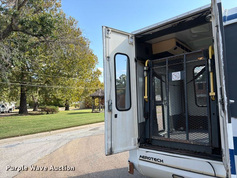 image for item DT3066 2006 Ford E350 Super Duty shuttle bus