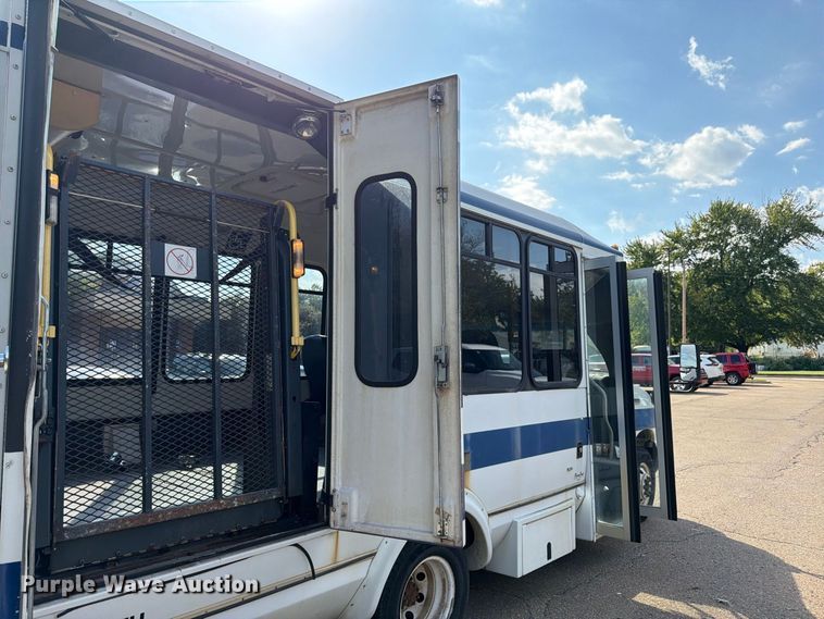 image for item DT3066 2006 Ford E350 Super Duty shuttle bus