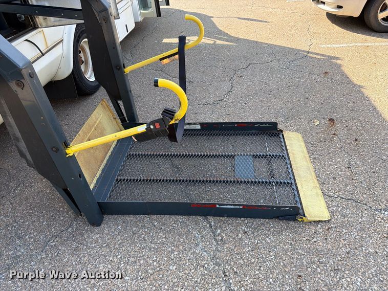image for item DT3066 2006 Ford E350 Super Duty shuttle bus