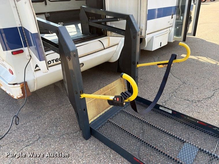 image for item DT3066 2006 Ford E350 Super Duty shuttle bus