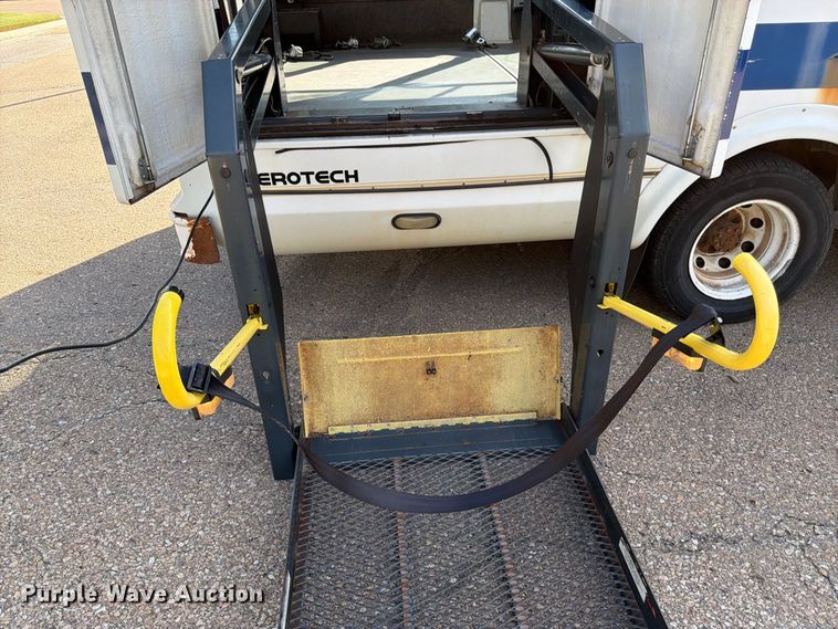 image for item DT3066 2006 Ford E350 Super Duty shuttle bus