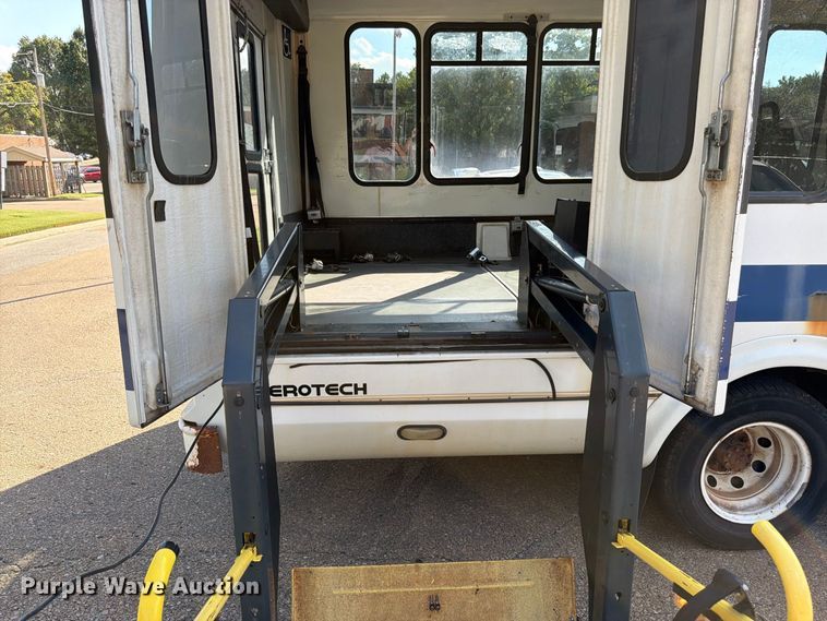 image for item DT3066 2006 Ford E350 Super Duty shuttle bus