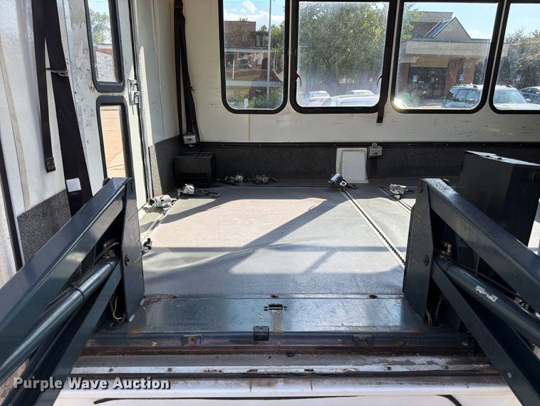 image for item DT3066 2006 Ford E350 Super Duty shuttle bus