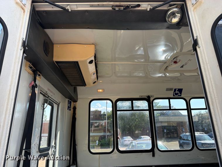 image for item DT3066 2006 Ford E350 Super Duty shuttle bus