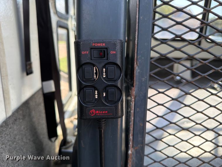 image for item DT3066 2006 Ford E350 Super Duty shuttle bus