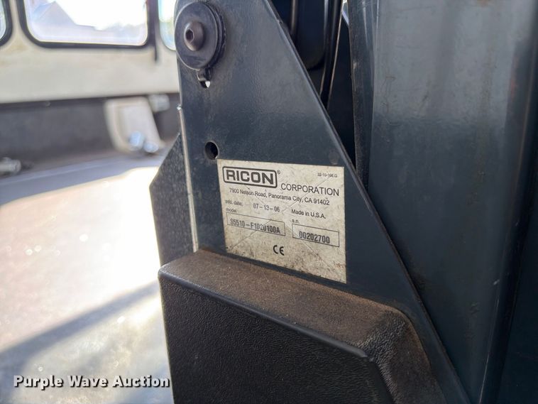 image for item DT3066 2006 Ford E350 Super Duty shuttle bus