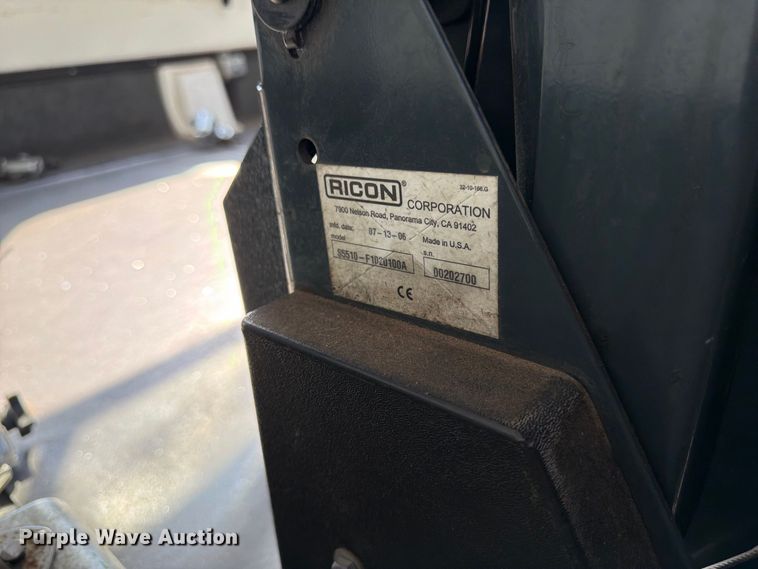 image for item DT3066 2006 Ford E350 Super Duty shuttle bus