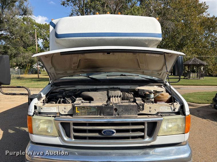 image for item DT3066 2006 Ford E350 Super Duty shuttle bus