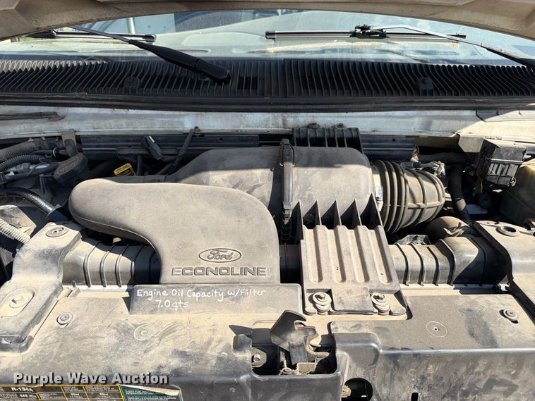 image for item DT3066 2006 Ford E350 Super Duty shuttle bus
