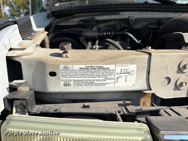 image for item DT3066 2006 Ford E350 Super Duty shuttle bus